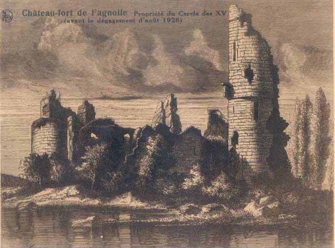 Vue du château de Fagnolles — ruines des tours et des douves